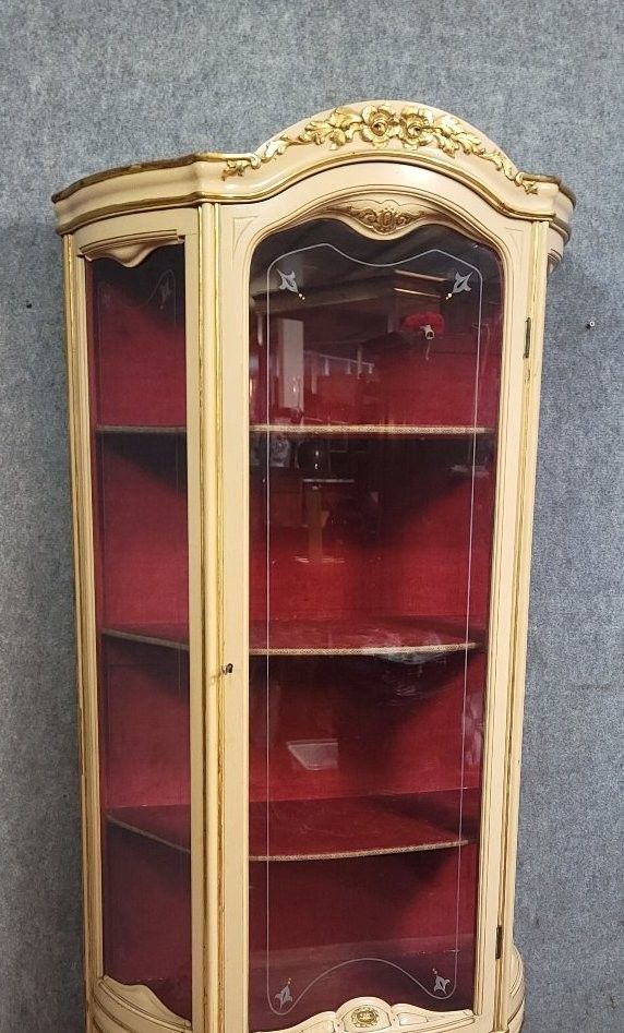 Vetrina bombata in stile Luigi XV – Laccata e dorata – Intorno al 1900 