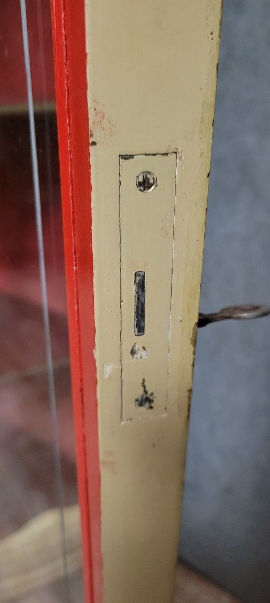 Vetrina bombata in stile Luigi XV – Laccata e dorata – Intorno al 1900 