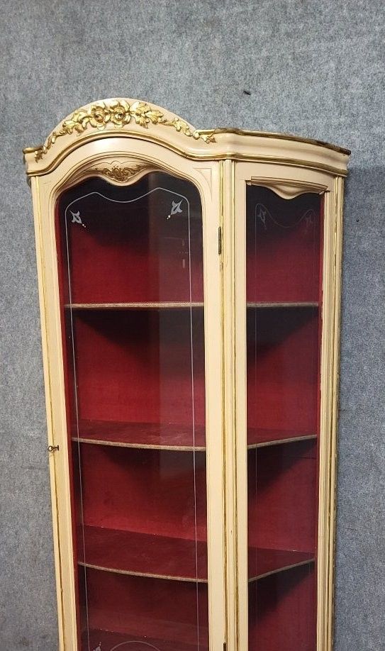 Vetrina bombata in stile Luigi XV – Laccata e dorata – Intorno al 1900 