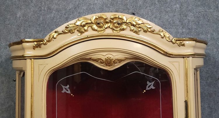 Vetrina bombata in stile Luigi XV – Laccata e dorata – Intorno al 1900 