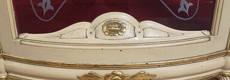 Vetrina bombata in stile Luigi XV – Laccata e dorata – Intorno al 1900 