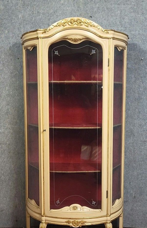 Vetrina bombata in stile Luigi XV – Laccata e dorata – Intorno al 1900 