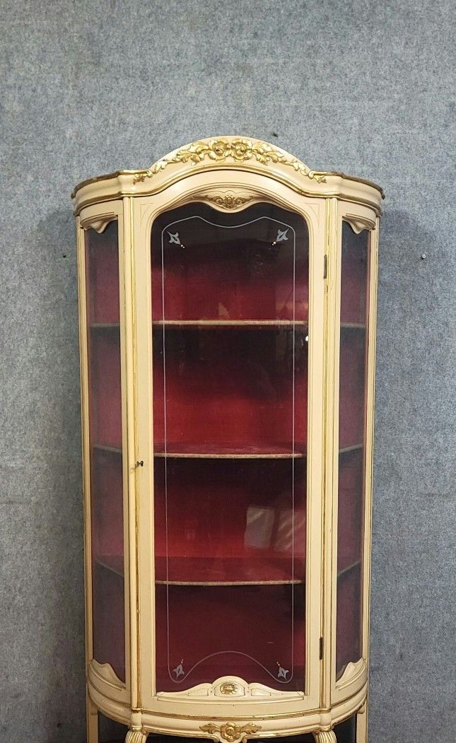 Vetrina bombata in stile Luigi XV – Laccata e dorata – Intorno al 1900 