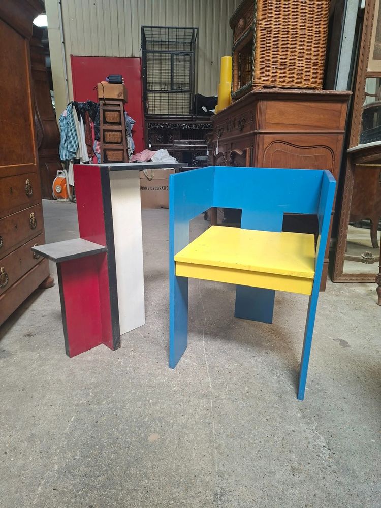Fauteuil Design Géométrique Polychrome et Élément Assorti – Style Memphis – XXe Siècle