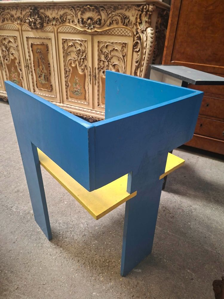 Fauteuil Design Géométrique Polychrome et Élément Assorti – Style Memphis – XXe Siècle