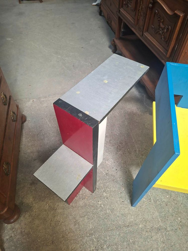 Fauteuil Design Géométrique Polychrome et Élément Assorti – Style Memphis – XXe Siècle