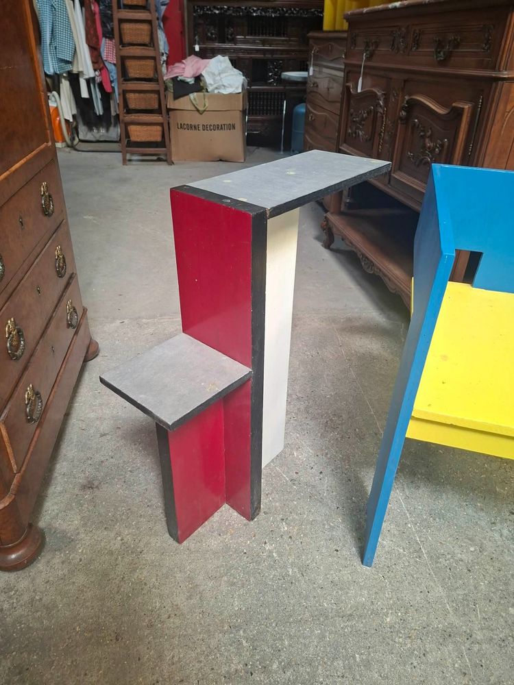Fauteuil Design Géométrique Polychrome et Élément Assorti – Style Memphis – XXe Siècle