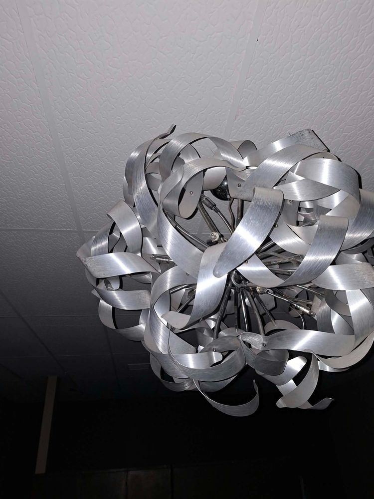 Important Lustre Design Sculptural en Métal Argenté – Rubans Entrelacés – 1990'