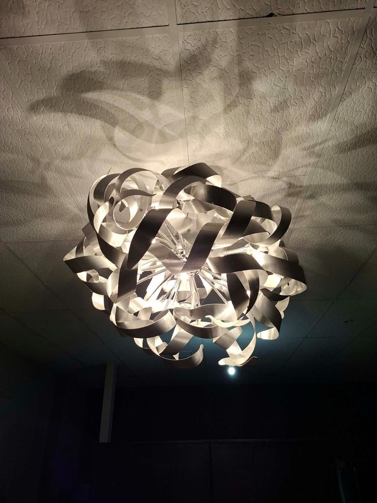 Important Lustre Design Sculptural en Métal Argenté – Rubans Entrelacés – 1990'