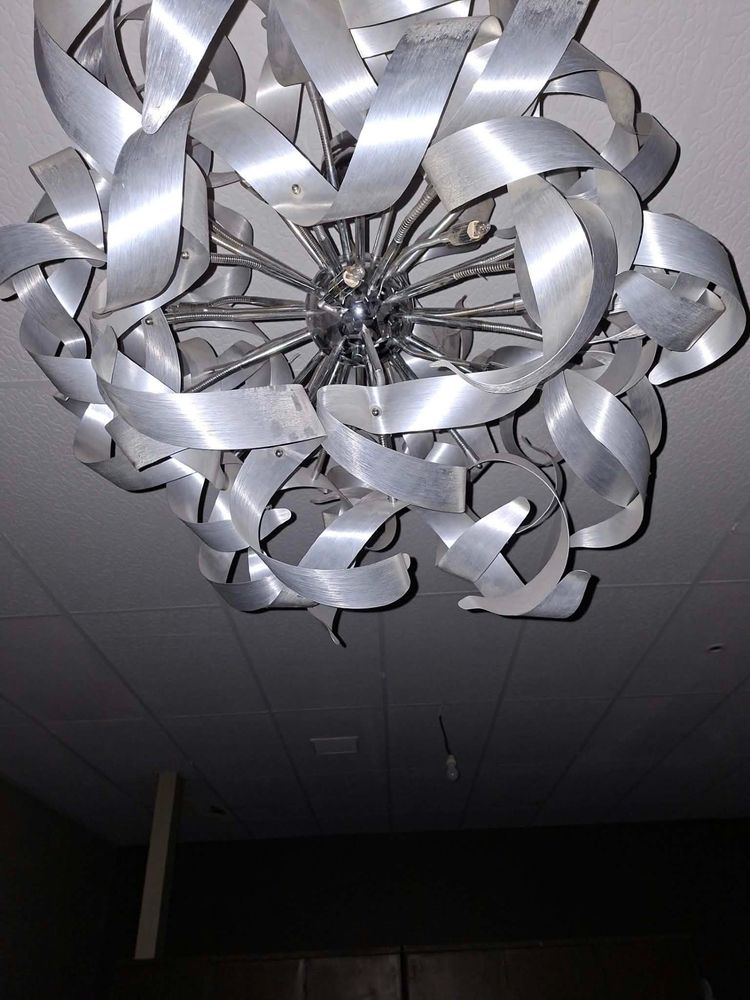 Important Lustre Design Sculptural en Métal Argenté – Rubans Entrelacés – 1990'