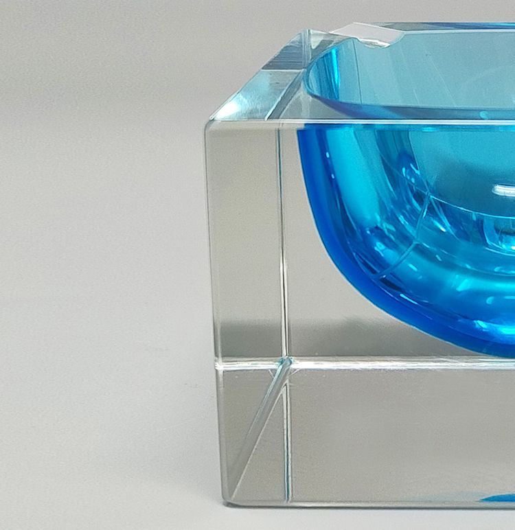 Splendido posacenere o portatutto blu degli anni ’60, realizzato da Flavio Poli per Seguso. Prodotto in Italia