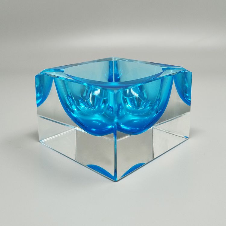 Splendido posacenere o portatutto blu degli anni ’60, realizzato da Flavio Poli per Seguso. Prodotto in Italia