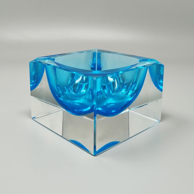 Splendido posacenere o portatutto blu degli anni ’60, realizzato da Flavio Poli per Seguso. Prodotto in Italia