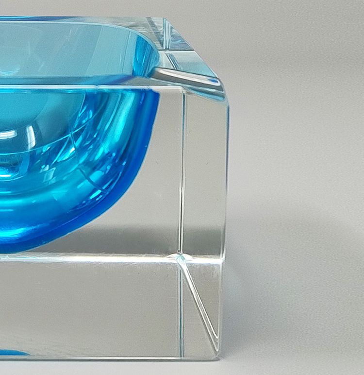Splendido posacenere o portatutto blu degli anni ’60, realizzato da Flavio Poli per Seguso. Prodotto in Italia