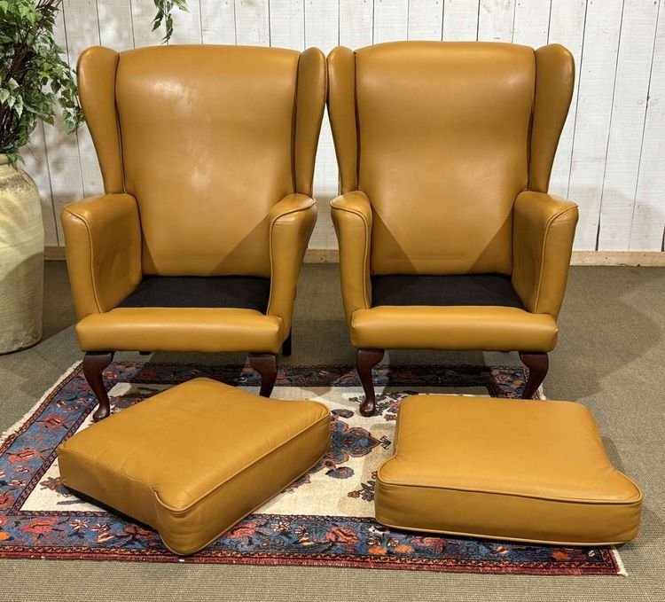 Paire de fauteuil anglais à oreilles des années 1980 en cuir 
