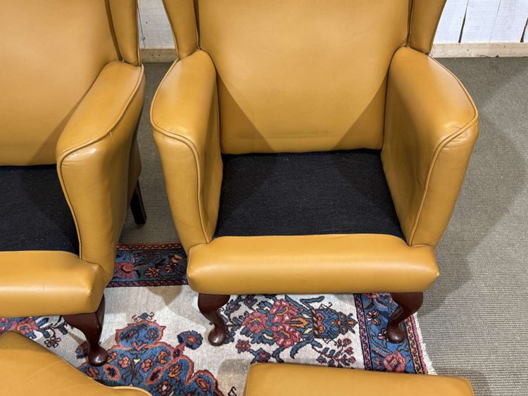 Paire de fauteuil anglais à oreilles des années 1980 en cuir 