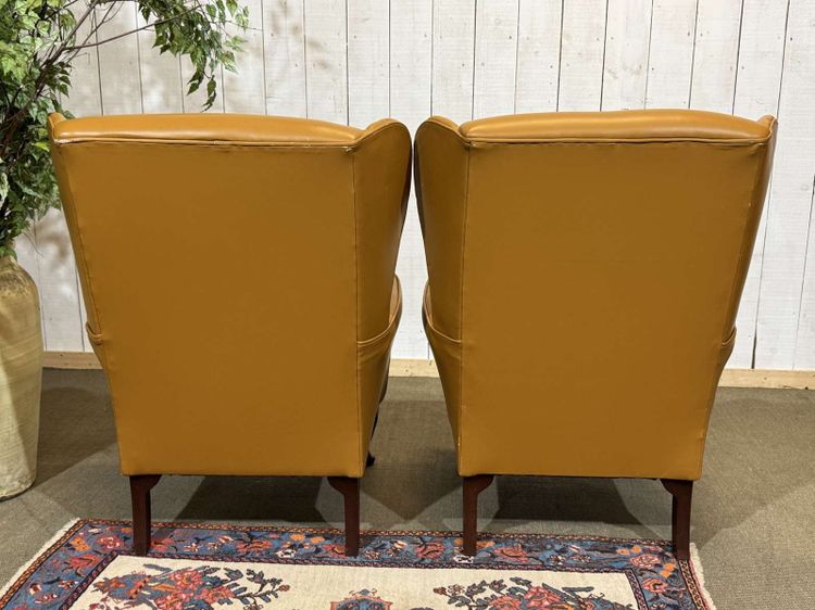 Paire de fauteuil anglais à oreilles des années 1980 en cuir 