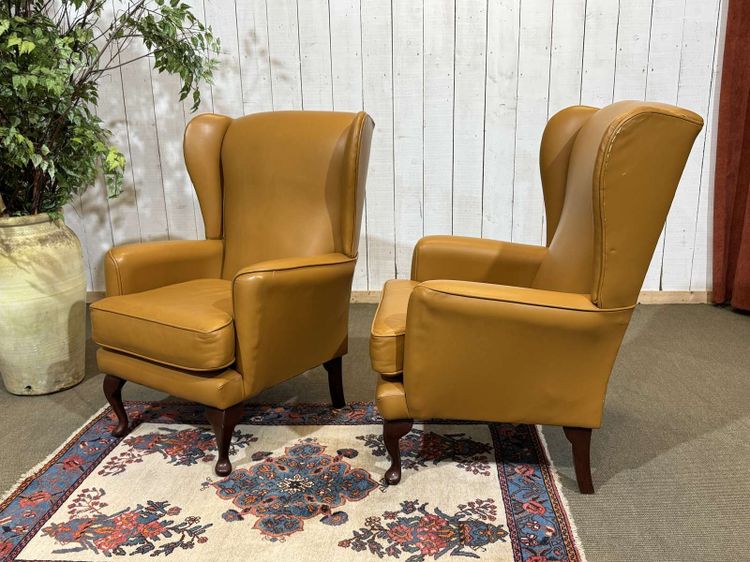 Paire de fauteuil anglais à oreilles des années 1980 en cuir 