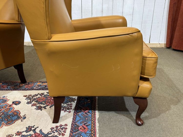 Paire de fauteuil anglais à oreilles des années 1980 en cuir 