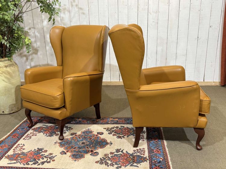 Paire de fauteuil anglais à oreilles des années 1980 en cuir 