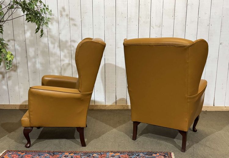 Paire de fauteuil anglais à oreilles des années 1980 en cuir 