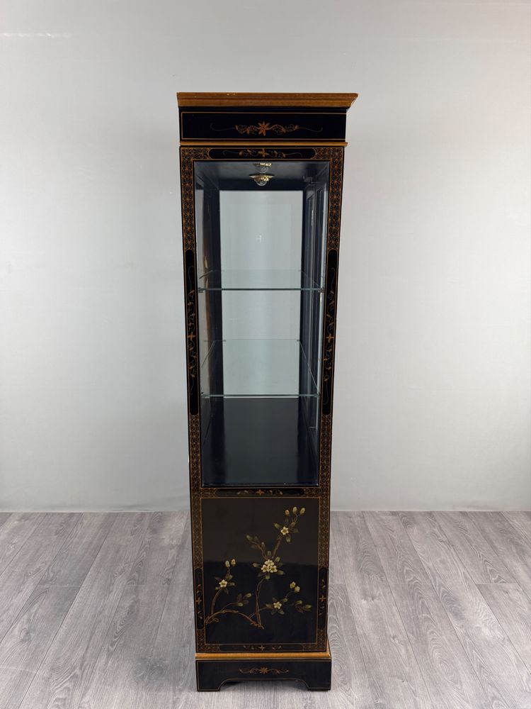Vitrine chinoise laquée à décor floral et d’oiseaux, XXe siècle