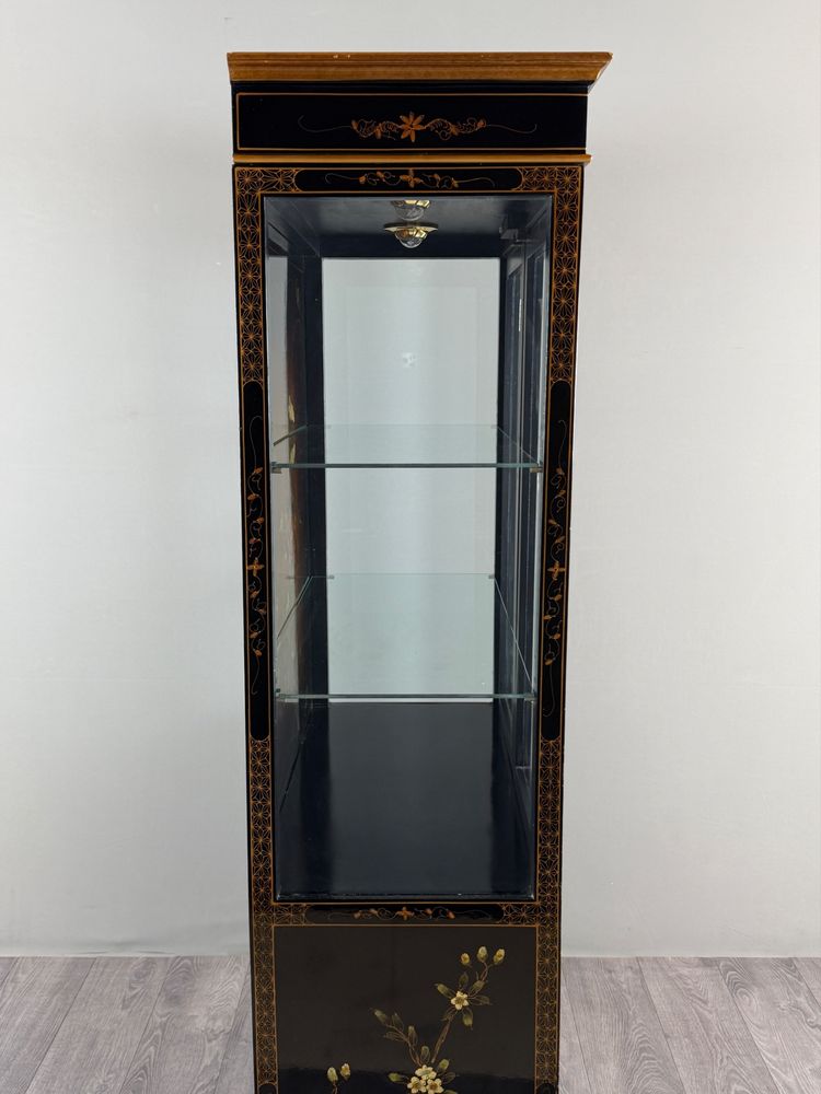 Vitrine chinoise laquée à décor floral et d’oiseaux, XXe siècle