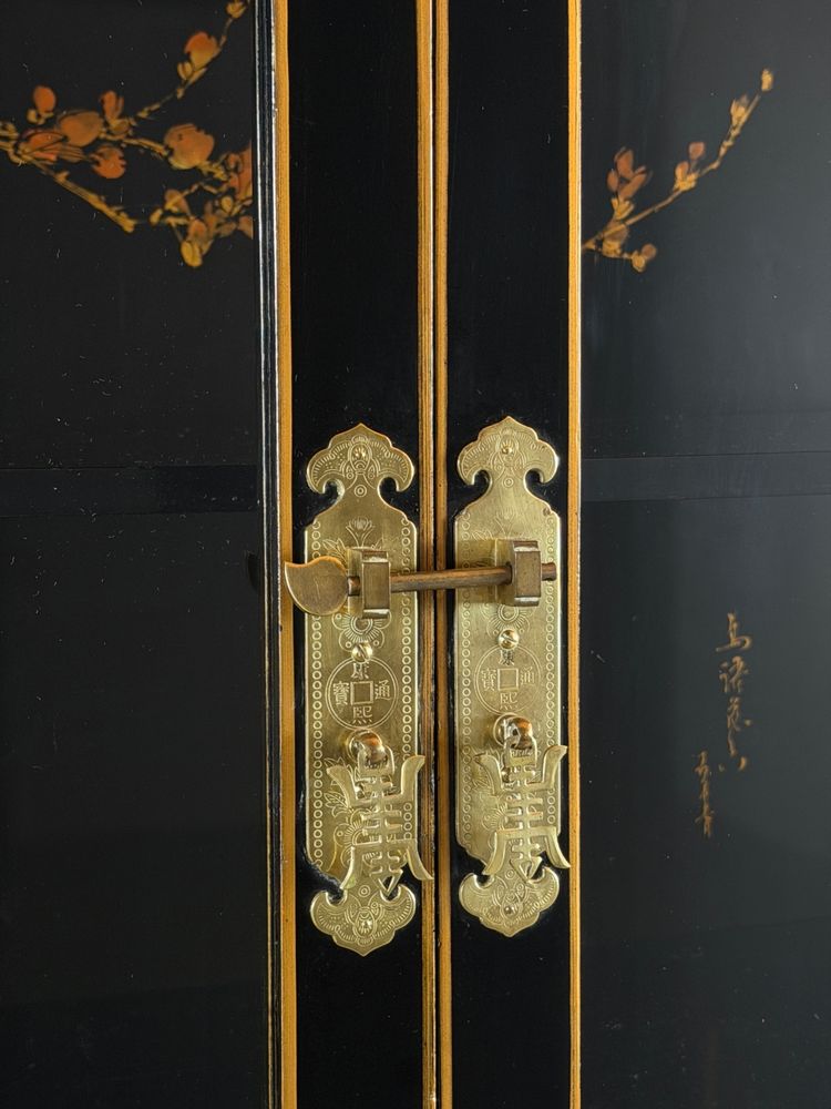 Chinesischer Vitrinenschrank aus schwarz lackiertem Holz mit polychromer Verzierung, 20. Jahrhundert