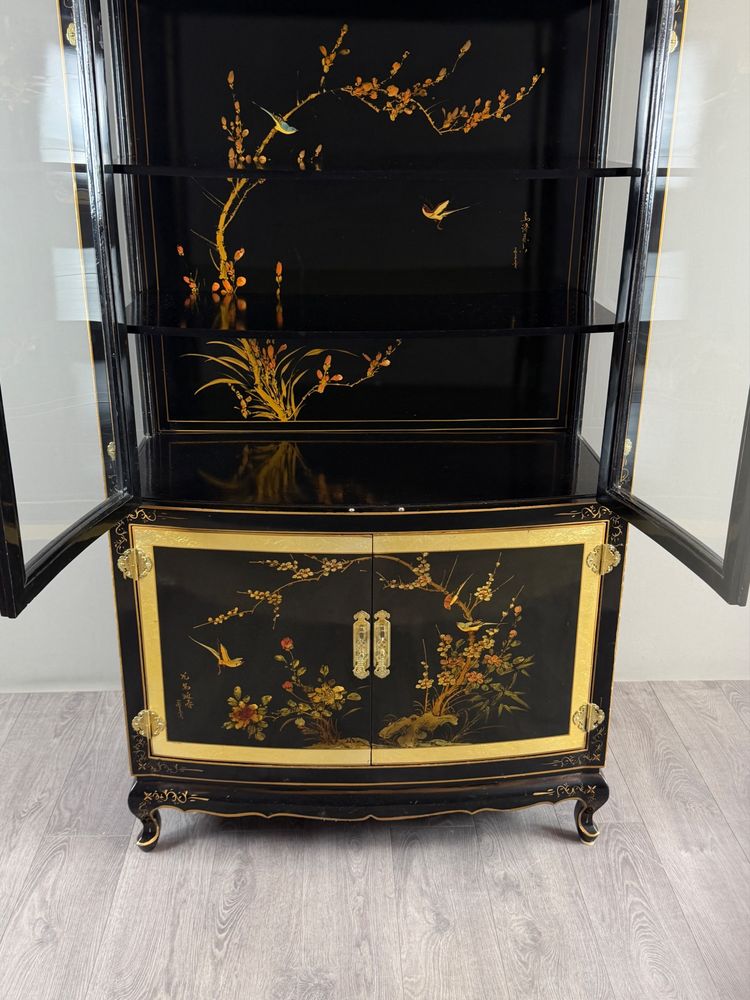 Chinesischer Vitrinenschrank aus schwarz lackiertem Holz mit polychromer Verzierung, 20. Jahrhundert