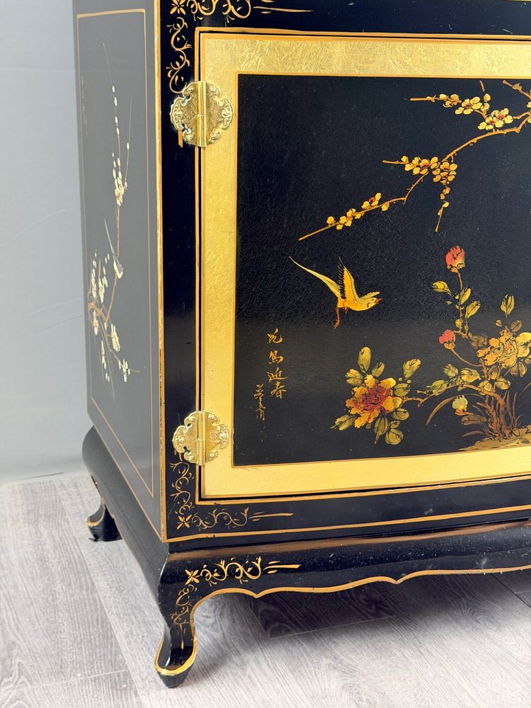 Chinesischer Vitrinenschrank aus schwarz lackiertem Holz mit polychromer Verzierung, 20. Jahrhundert