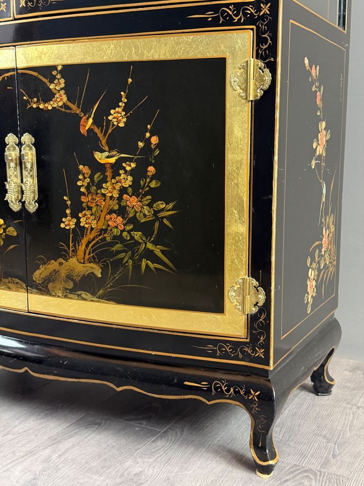 Chinesischer Vitrinenschrank aus schwarz lackiertem Holz mit polychromer Verzierung, 20. Jahrhundert