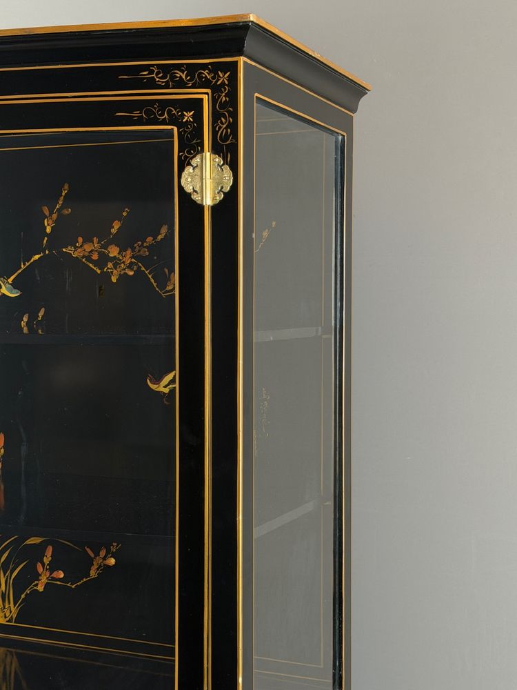 Chinesischer Vitrinenschrank aus schwarz lackiertem Holz mit polychromer Verzierung, 20. Jahrhundert