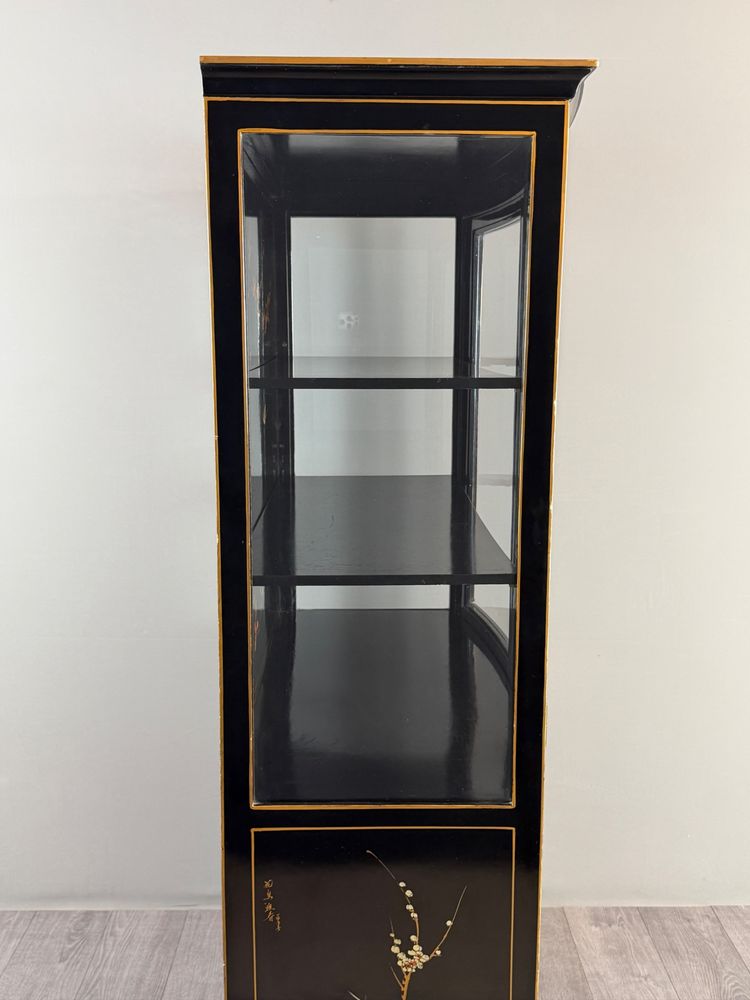 Chinesischer Vitrinenschrank aus schwarz lackiertem Holz mit polychromer Verzierung, 20. Jahrhundert