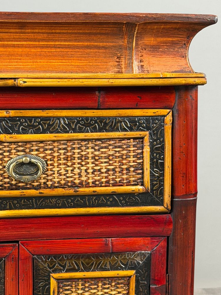 Coppia di comodini cinesi in legno dipinto, XX secolo