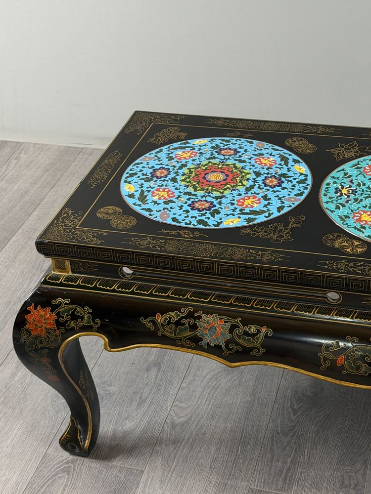 Couchtisch aus schwarz lackiertem Holz mit Cloisonné- und polychromer Verzierung, 20. Jahrhundert