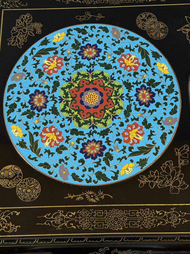Couchtisch aus schwarz lackiertem Holz mit Cloisonné- und polychromer Verzierung, 20. Jahrhundert