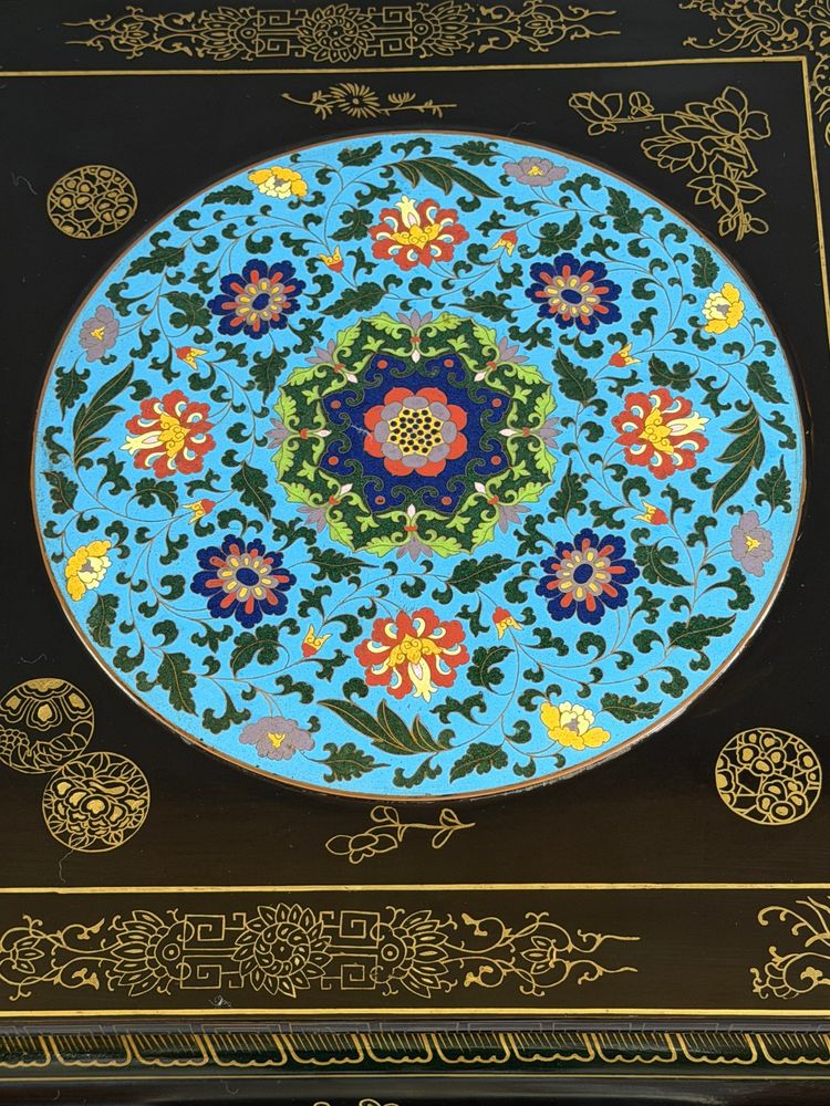 Couchtisch aus schwarz lackiertem Holz mit Cloisonné- und polychromer Verzierung, 20. Jahrhundert