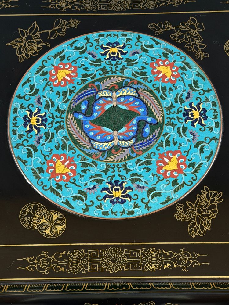 Couchtisch aus schwarz lackiertem Holz mit Cloisonné- und polychromer Verzierung, 20. Jahrhundert