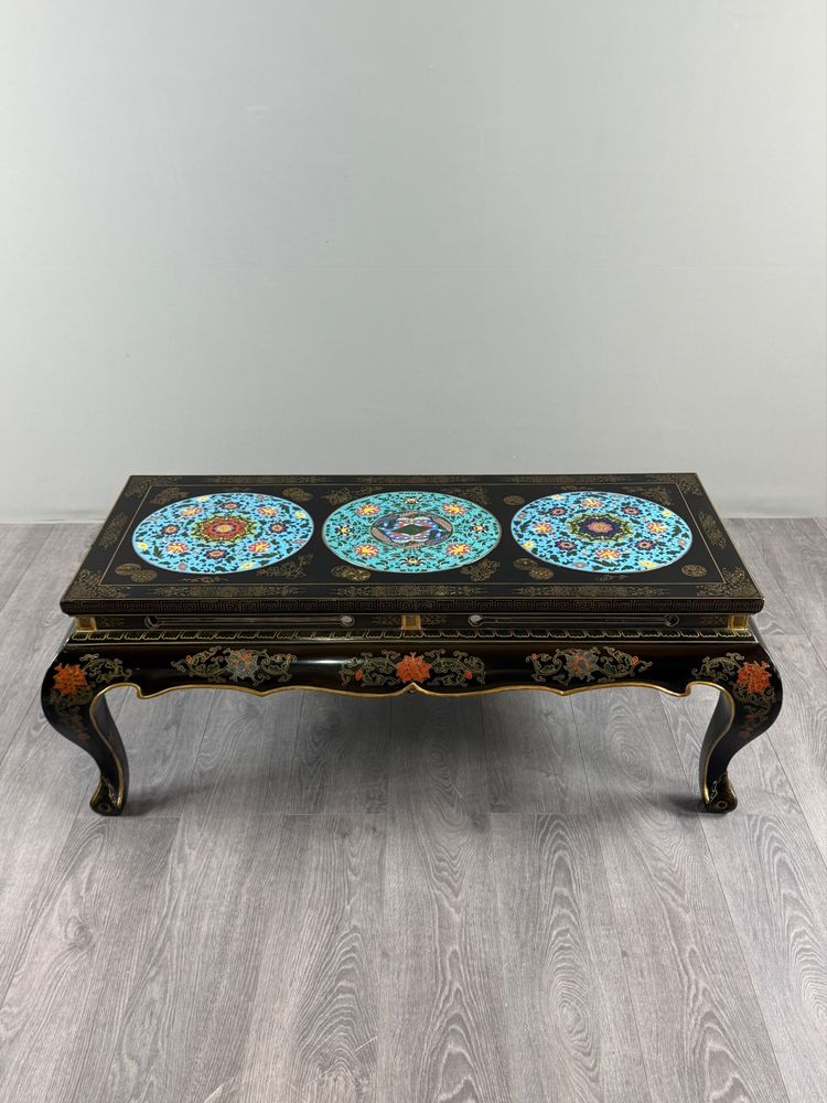 Couchtisch aus schwarz lackiertem Holz mit Cloisonné- und polychromer Verzierung, 20. Jahrhundert
