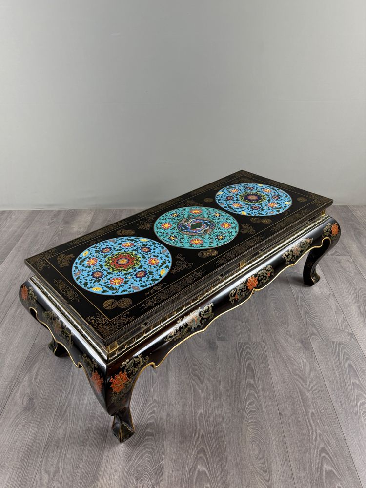Couchtisch aus schwarz lackiertem Holz mit Cloisonné- und polychromer Verzierung, 20. Jahrhundert