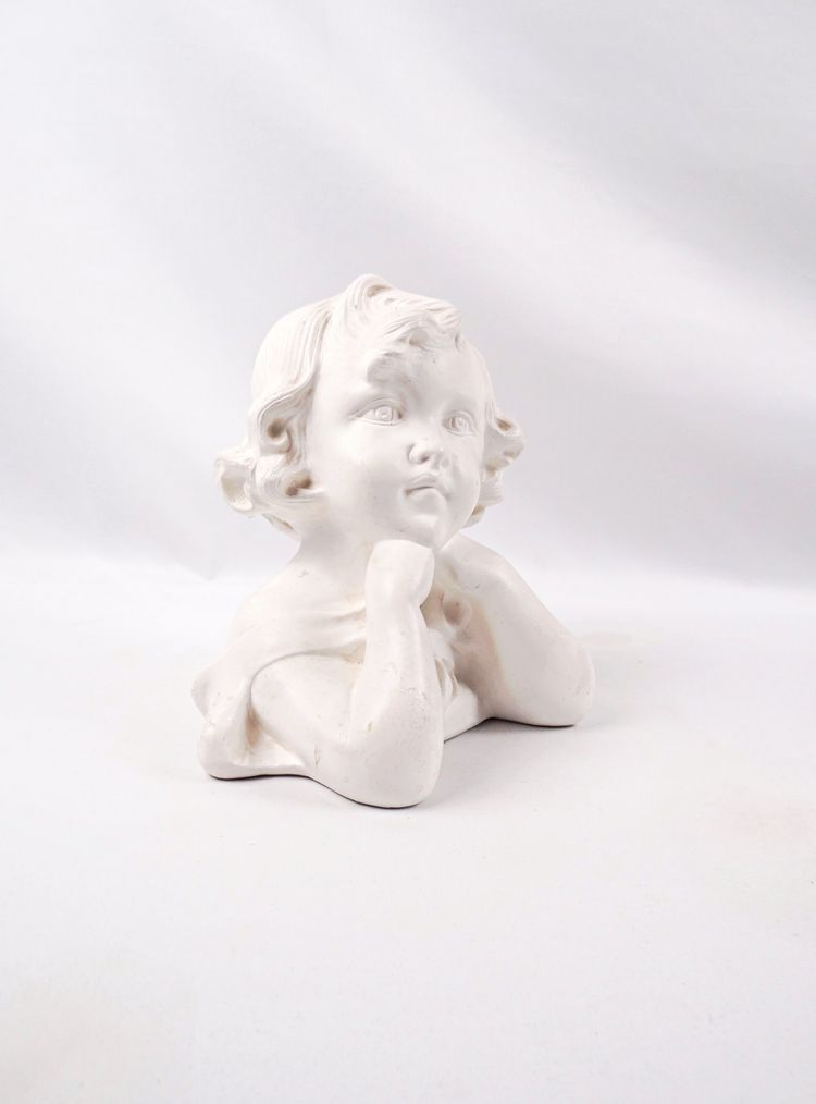 Busto in gesso in stile Art Nouveau raffigurante una giovane ragazza pensierosa, inizio XX secolo.