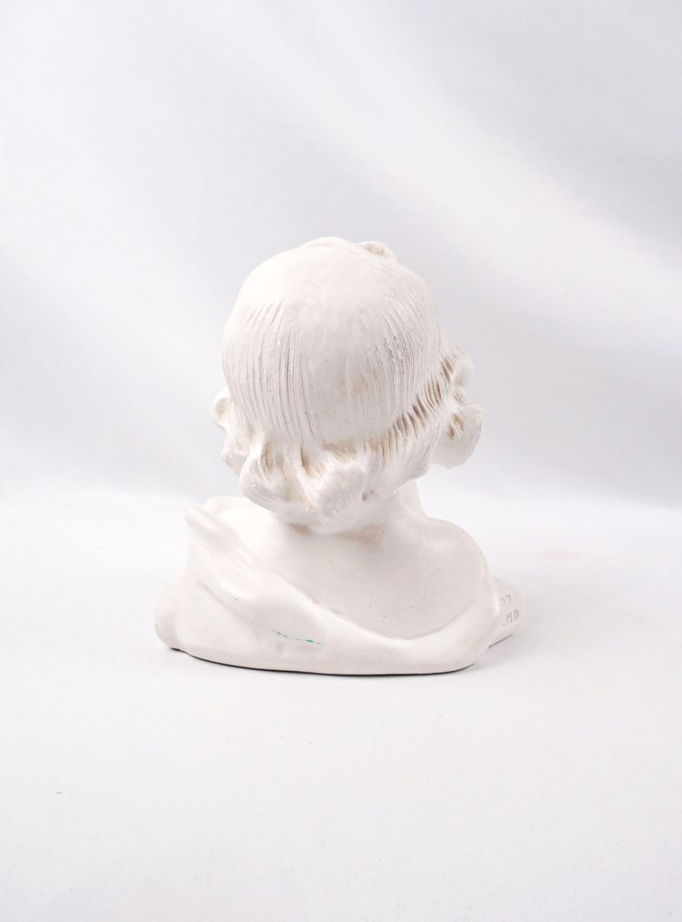 Busto in gesso in stile Art Nouveau raffigurante una giovane ragazza pensierosa, inizio XX secolo.