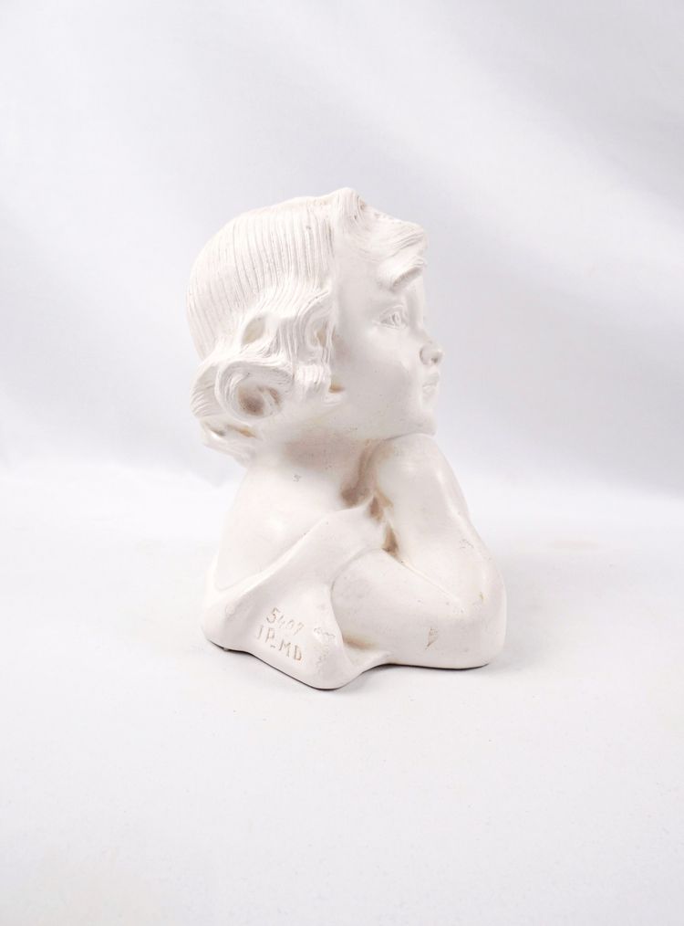 Busto in gesso in stile Art Nouveau raffigurante una giovane ragazza pensierosa, inizio XX secolo.
