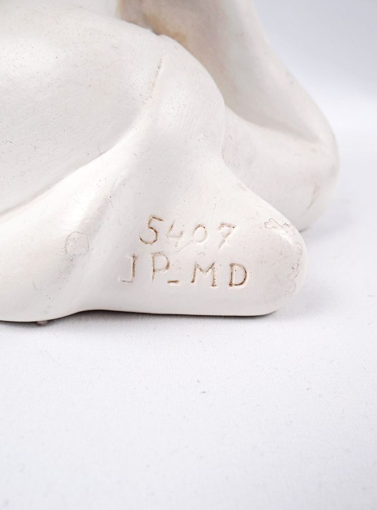 Busto in gesso in stile Art Nouveau raffigurante una giovane ragazza pensierosa, inizio XX secolo.