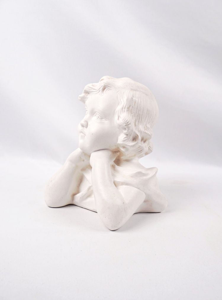 Busto in gesso in stile Art Nouveau raffigurante una giovane ragazza pensierosa, inizio XX secolo.