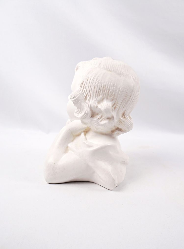 Busto in gesso in stile Art Nouveau raffigurante una giovane ragazza pensierosa, inizio XX secolo.