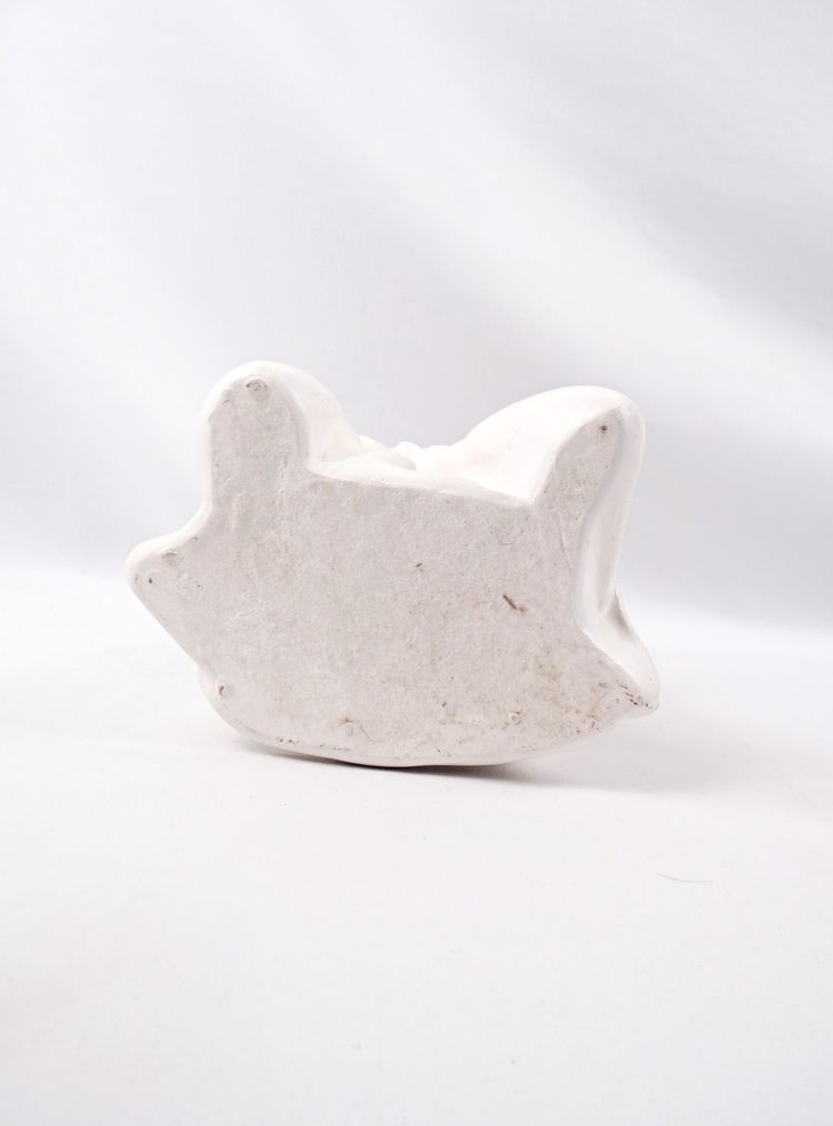 Busto in gesso in stile Art Nouveau raffigurante una giovane ragazza pensierosa, inizio XX secolo.