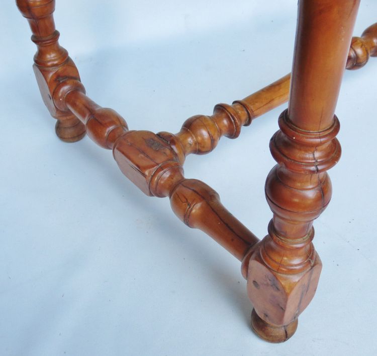 Table à écrire en bois fruitier et en buis. 