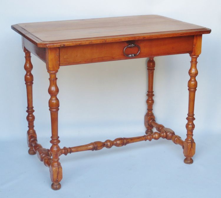 Table à écrire en bois fruitier et en buis. 