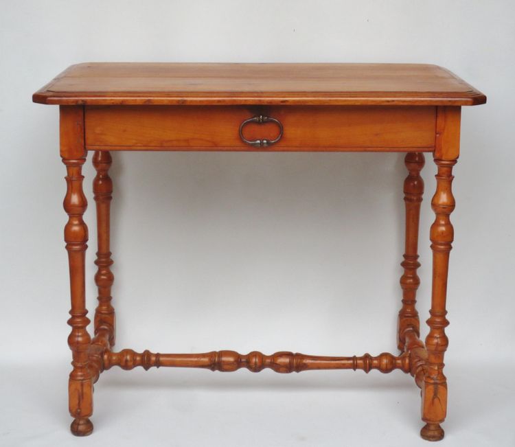 Table à écrire en bois fruitier et en buis. 